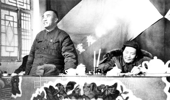 毛澤東、朱德在中共七屆二中全會(huì)上 圖片來(lái)自中央檔案館