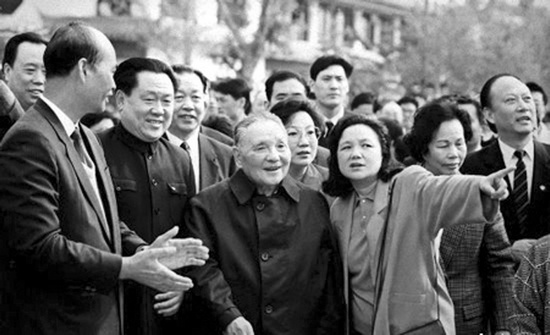 1992年，鄧小平南巡 圖片來(lái)自中國(guó)共產(chǎn)黨新聞網(wǎng)