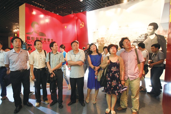 河南電視臺(tái)、河南人民廣播電臺(tái)、河南省詩(shī)歌學(xué)會(huì)的專家、詩(shī)人、記者等數(shù)十人赴蘭考焦裕祿紀(jì)念園采風(fēng)學(xué)習(xí)