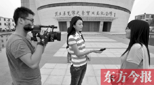 9月4日，河南電視臺(tái)記者采訪前來(lái)參觀史來(lái)賀事跡的大學(xué)生們