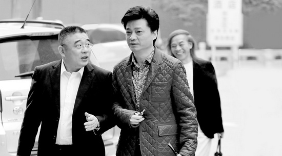 錢文忠（左）、小崔、蔡志忠（后）三位大咖步入錄制現(xiàn)場(chǎng)