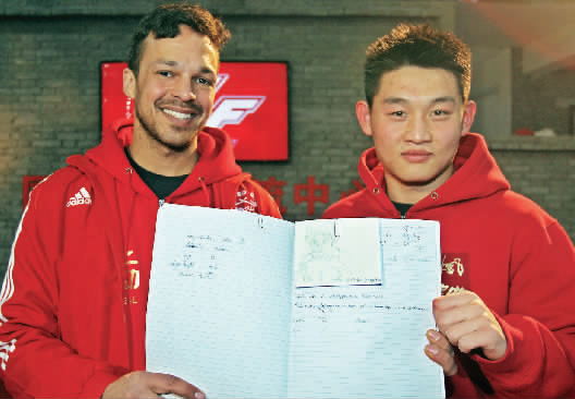 　　約瑟夫手繪了每個(gè)選手的肖像，認(rèn)認(rèn)真真地用字母拼寫出選手的中文名字附注?！翱矗@個(gè)是鄭召玉喲”