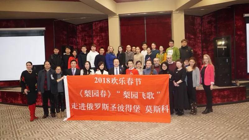 《梨園春》與俄羅斯文化學(xué)者開展座談會(huì)，共同交流中俄藝術(shù)文化的發(fā)展并互贈(zèng)禮物