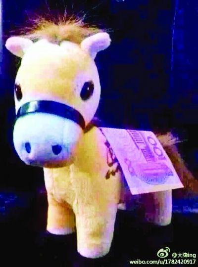 “馬上有錢(qián)”走紅網(wǎng)絡(luò) 網(wǎng)友集體“炫富曬錢(qián)”