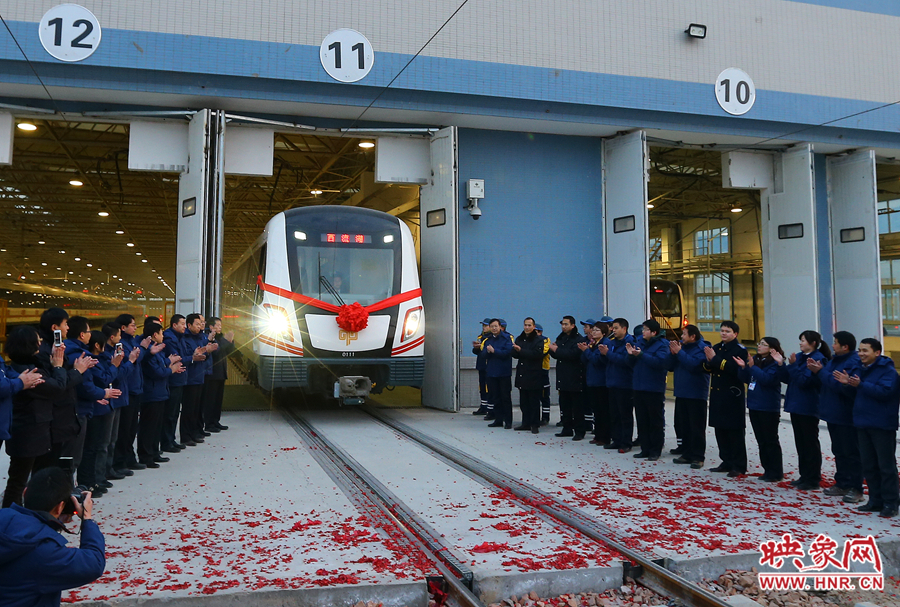 鄭州地鐵試運(yùn)營(yíng)首班車駛出車庫(kù)