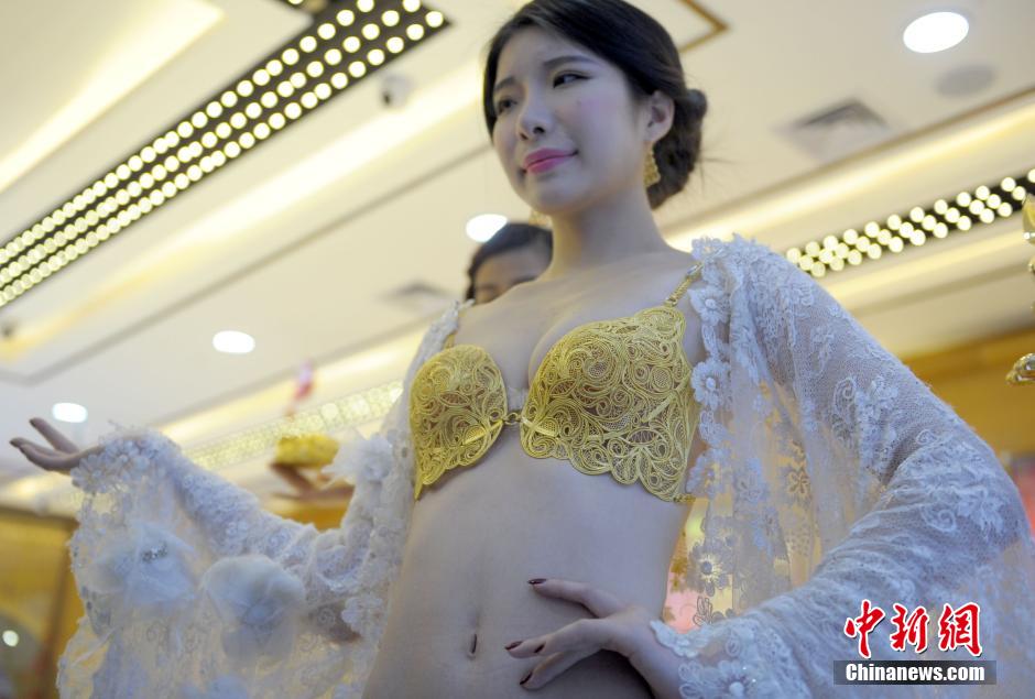 模特身著價(jià)值百萬(wàn)黃金內(nèi)衣走秀引圍觀 模特身著價(jià)值百萬(wàn)黃金內(nèi)衣走秀引圍觀