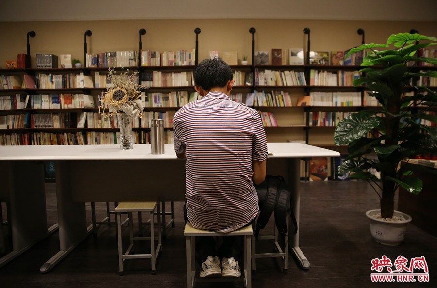 5月23日晚，鄭州一家24小時（周五、周六）書店?duì)I業(yè)。慕名而來的客人在看書。