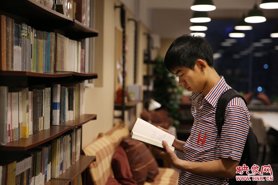 袁丙鵬，22歲，某大學(xué)大三學(xué)生：在適合的環(huán)境里看書，才能看出境界。