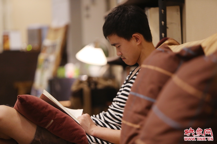 徐浩然，24歲，圖書編輯：在書店看紙質(zhì)書，意境會更深一些。