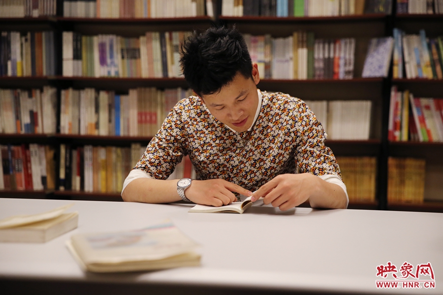 李恒，26歲，私營業(yè)主：喜歡撫摸紙質(zhì)書的感覺。