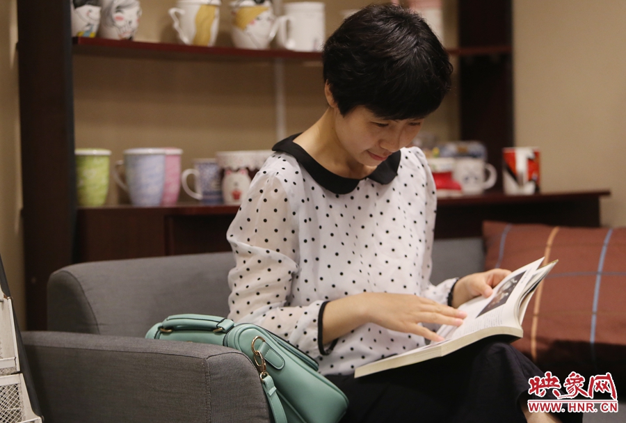 毛韶華，年齡保密，文字工作者：紙質(zhì)書是營養(yǎng)餐，電子書是快餐。
