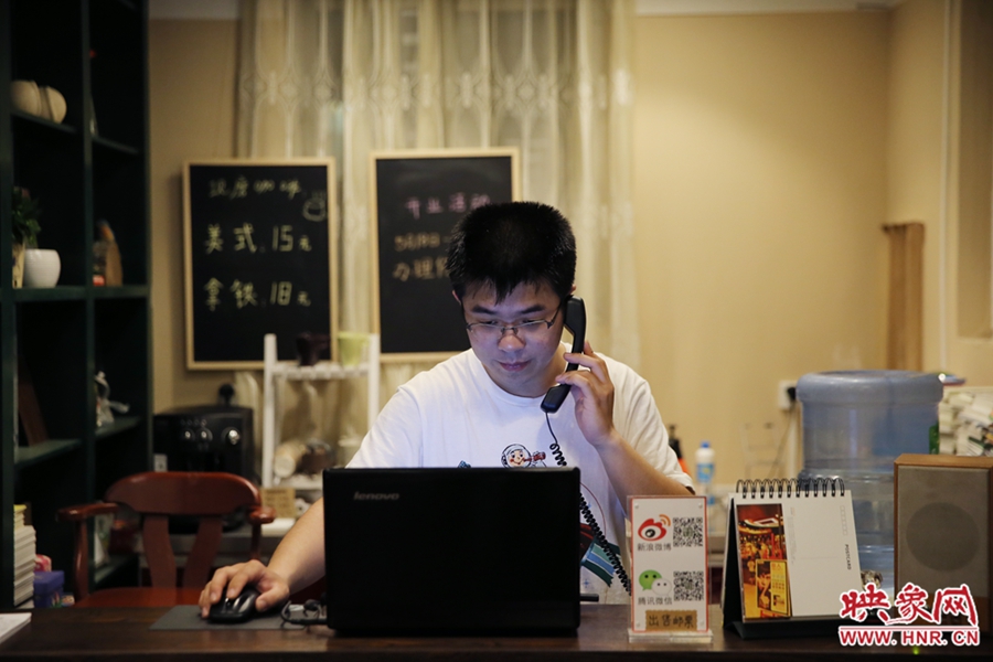 店長小博，由于書店搬遷至此，經(jīng)常接詢問地址的電話。