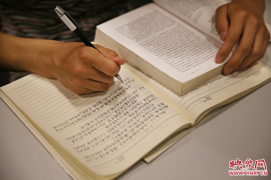看書的人。
