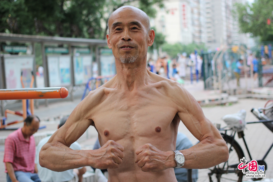 北京65歲老人堅(jiān)持練15年單雙杠成“肌肉男”