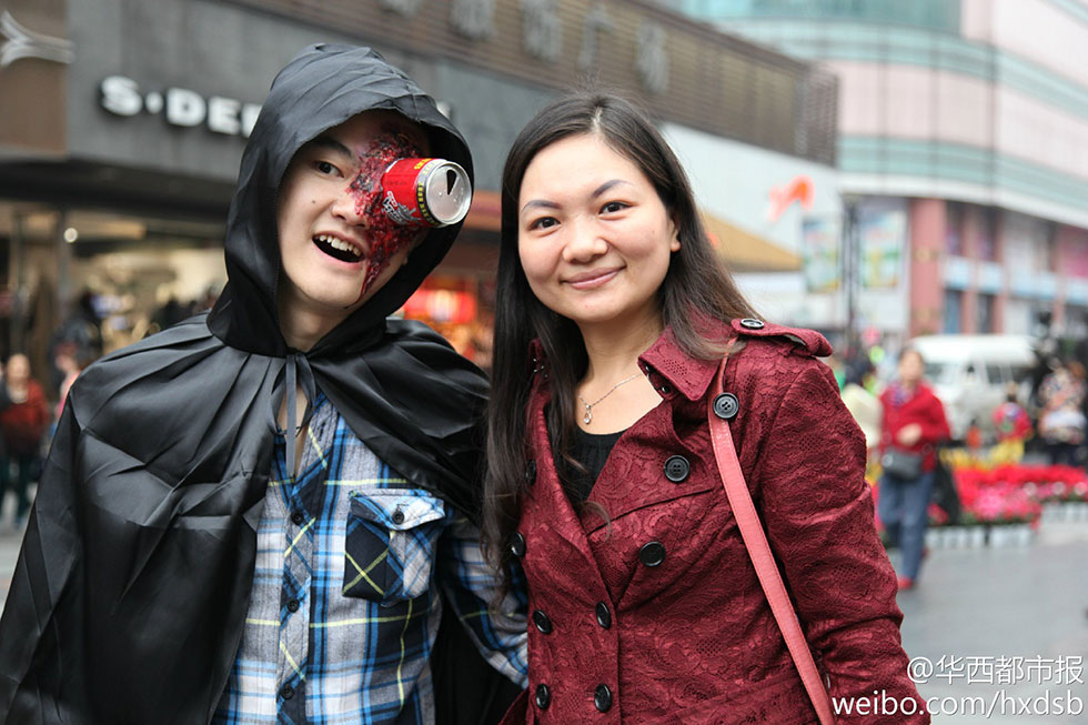 “妖魔鬼怪”驚現成都地鐵 引市民圍觀
