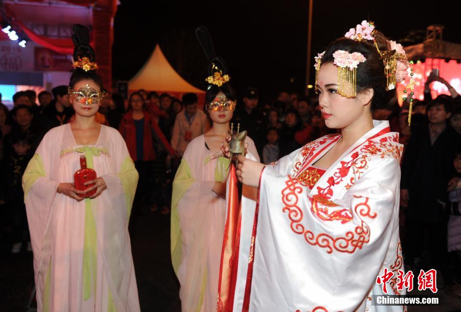 長(zhǎng)沙舉行“大唐”祈福會(huì) 美女扮武媚娘受熱捧