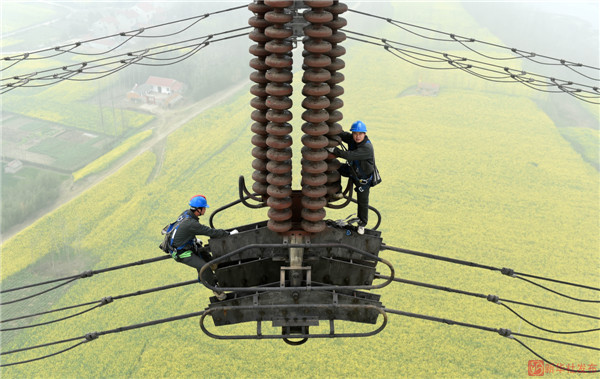 電力檢修工百米高空走電纜
