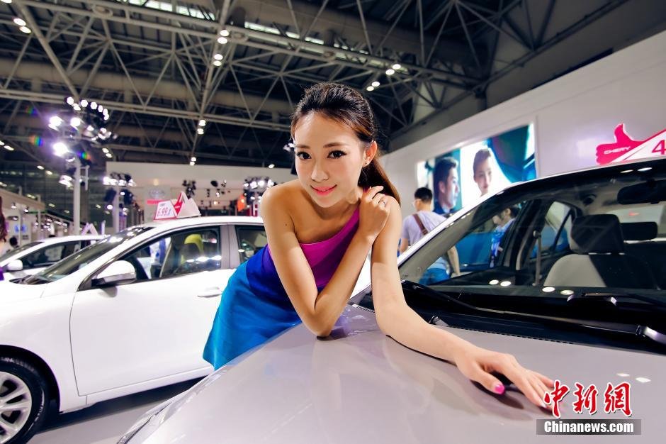 福州國(guó)際車展開(kāi)幕 眾車模“爭(zhēng)奇斗艷”