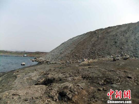 填湖造地，在鴨河水庫(kù)非法建設(shè)有越演越烈之勢(shì)。吳揚(yáng)　攝