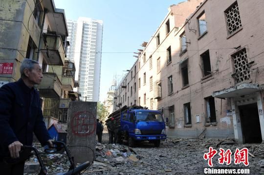 一位花甲老人站在即將拆除的樓房旁，默默地與“蘇聯(lián)樓”告別?！〉杂鸺选z