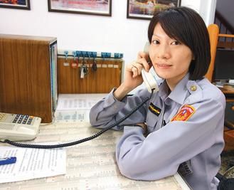 　　27歲的臺(tái)灣高雄市鹽埕區(qū)女警王文君，留一頭俏麗短發(fā)，身高175公分?！堵?lián)合報(bào)》圖