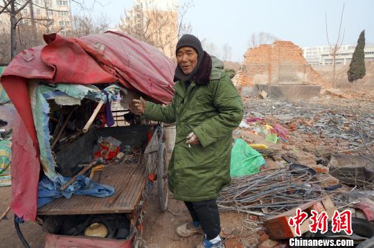 圖為老人向記者講述其生活狀況。周小云 攝