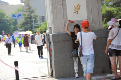 不愿排隊(duì)等待的游客只在門(mén)前留影。
