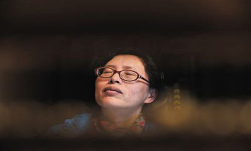 人們將醫(yī)療制度的憤懣情緒，寄托在這個(gè)走廊醫(yī)生身上，共同沉浸在受迫害的幻覺之中